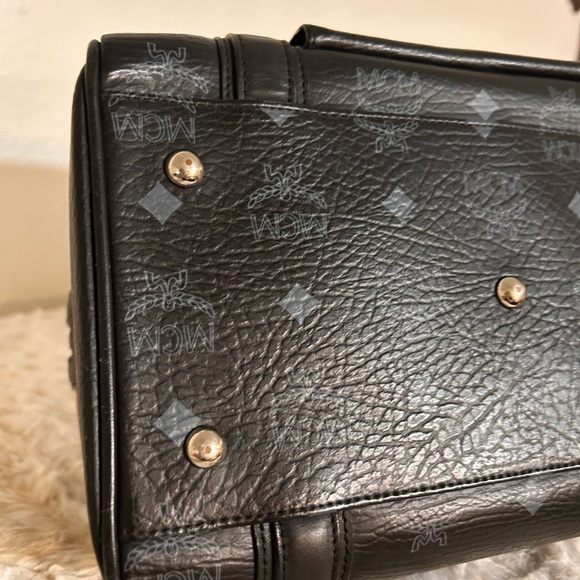 MCM Stark Boston Bag in Excellent Condition. Preloved but like new! - Picture 4 of 5